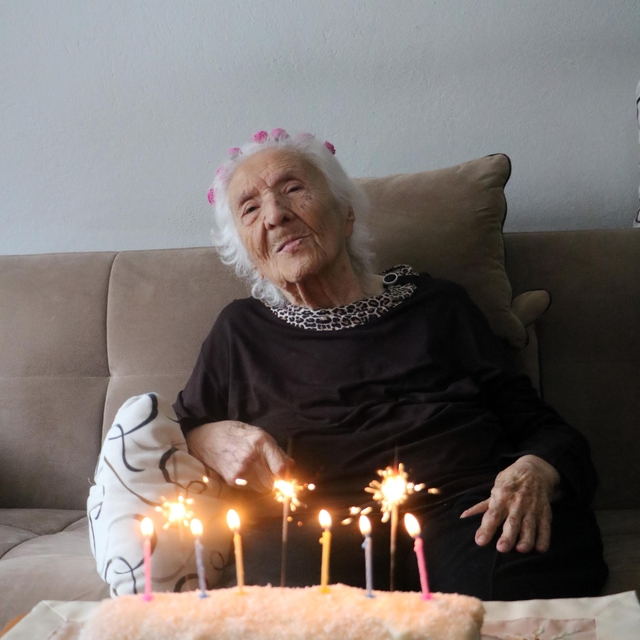 Atatürk'ü gören Tahrime Bertan, 100'üncü yaşını çocukları ve torunları ile...