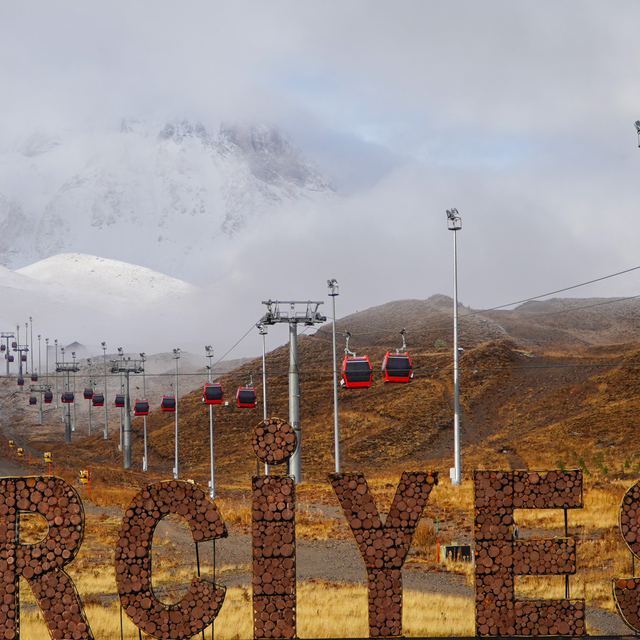 Erciyes Kayak Merkezi'ne kar yağdı