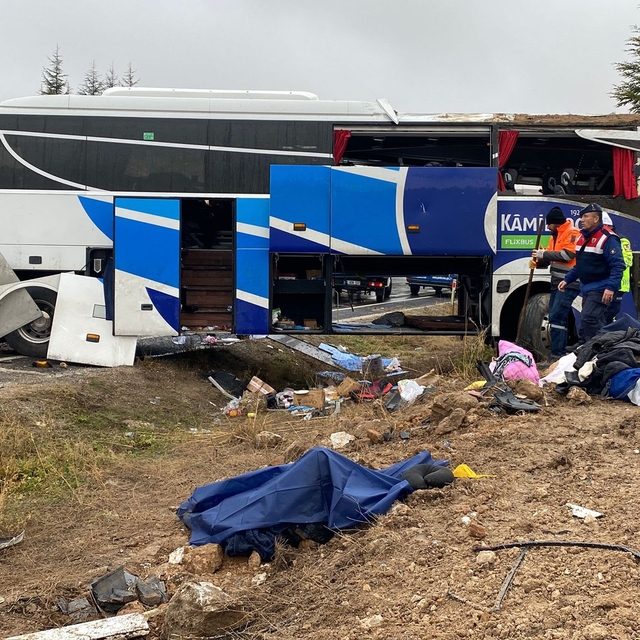 Eskişehir'de yolcu otobüsü, takla attı; 1 ölü, çok sayıda yaralı var