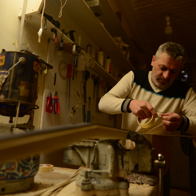 Çalma hevesiyle eline aldığı bağlamayı 33 yıldır üretiyor