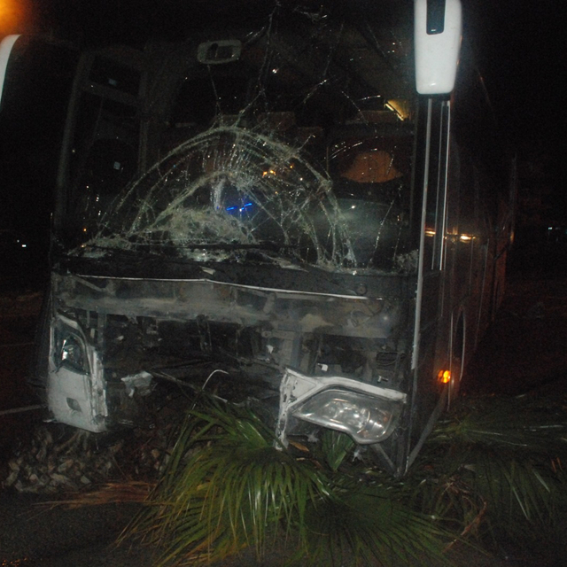 Tur otobüsünün otomobili sürükleyip karşı şeride geçtiği kaza kamerada