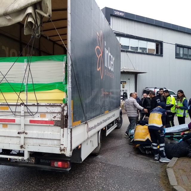 Yolun karşısına geçerken kamyonetin çarptığı yaya yaralandı