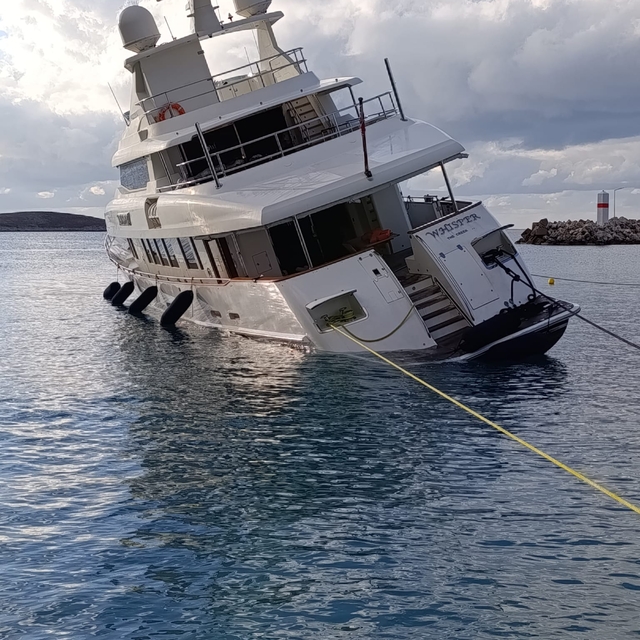 Datça'da kayalığa çarpan motor yat hasar aldı