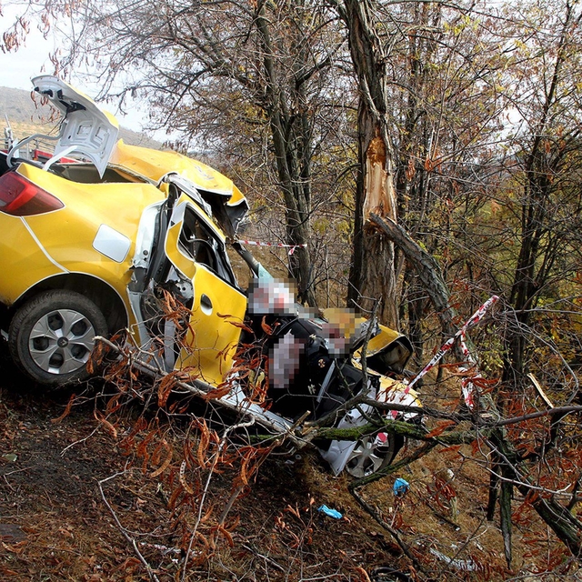 Ağaca çarpan taksideki yolcu öldü, şoför ağır yaralandı