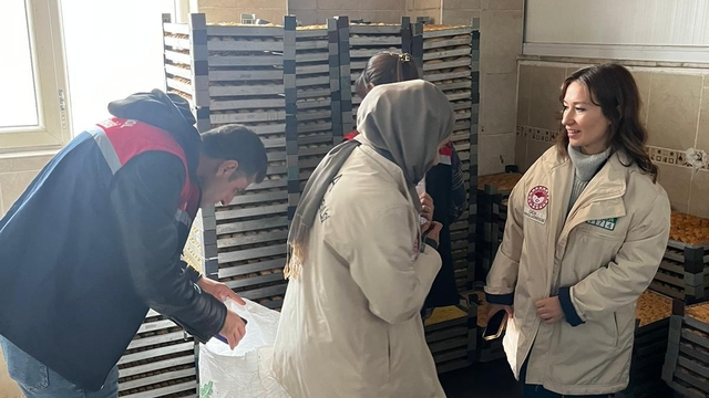 Şanlıurfa'da iki ton bozuk tatlı ile kuru yemiş ele geçirildi