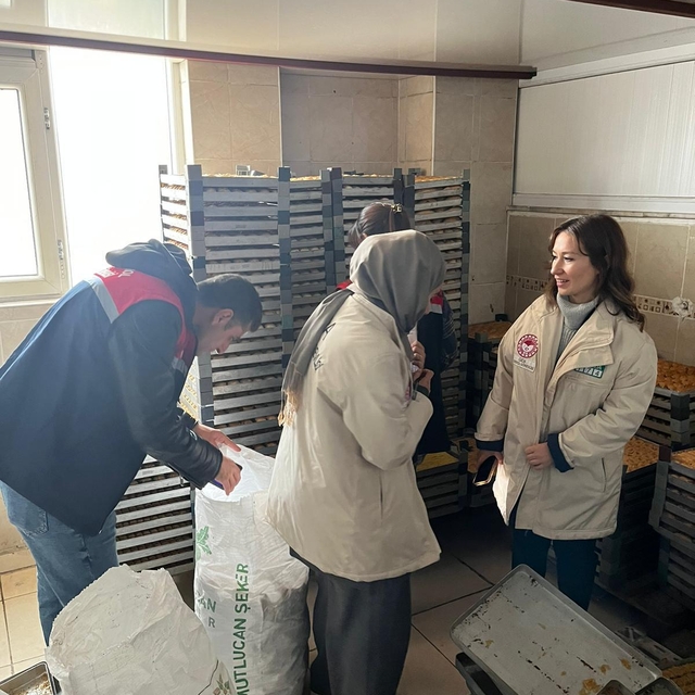 Şanlıurfa'da iki ton bozuk tatlı ile kuru yemiş ele geçirildi