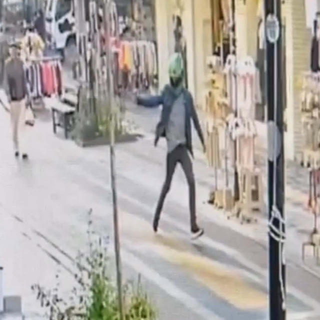 Husumetlisinin silahlı saldırısında yaralandı; olay kamerada