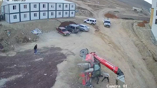 Elazığ'da iş makinesinin devrilmesi sonucu iki çocuğun öldüğü kaza kamerada