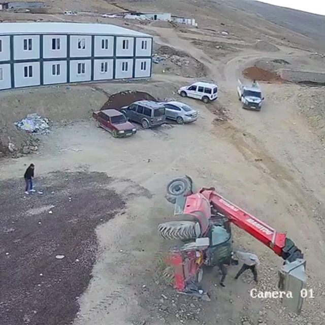 Elazığ'da iş makinesinin devrilmesi sonucu iki çocuğun öldüğü kaza kamerada