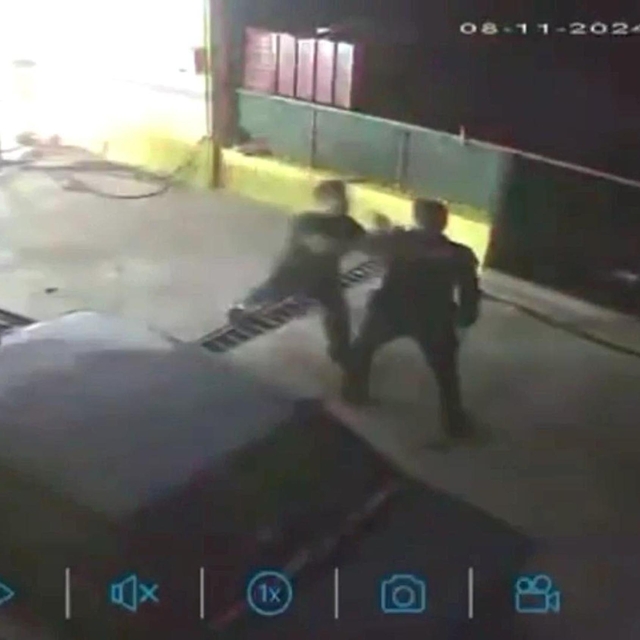 'Gürültü' ihbarına giden polis ekipleriyle çalışanlar arasındaki arbede kam...