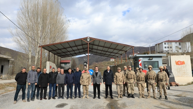 Bitlis Valisi Karakaya Mesirtepe Üs Bölgesi'ni ziyaret etti