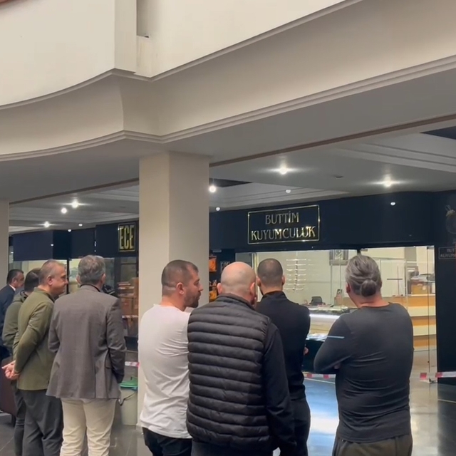 Takip edip kuyumcuda vurdu, durdurduğu aracı gasbedip kaçtı