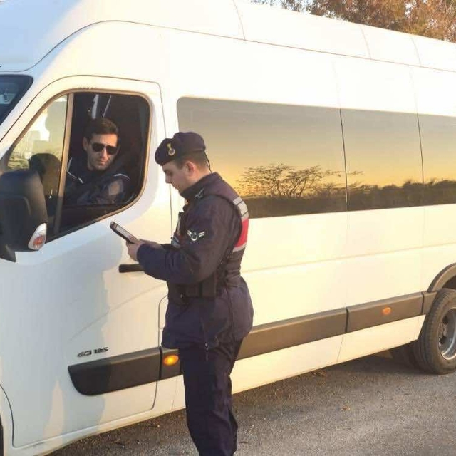 Edirne'de jandarma ekiplerinin okul servisi denetimleri sürüyor