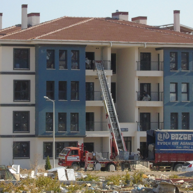 İslahiye'de kalıcı konutları teslim edilen hak sahipleri evlerine yerleşiyo...