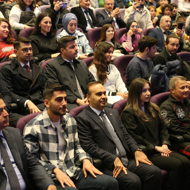 Sanayi ve Teknoloji Bakanı Mehmet Fatih Kacır, Tokat'ta gençlerle buluştu: