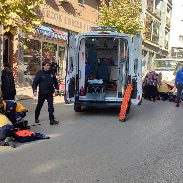 14 yaşındaki çocuğun kullandığı motosiklet, yayaya çarptı; 1'i ağır, 3 yara...