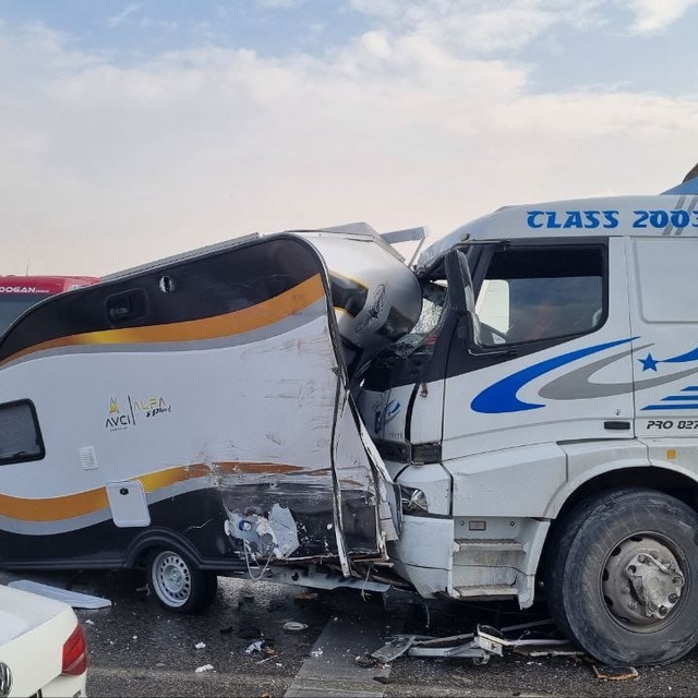 Çorum'da kamyonun kırmızı ışıkta bekleyen araçlara çarptığı kazada 2 kişi y...