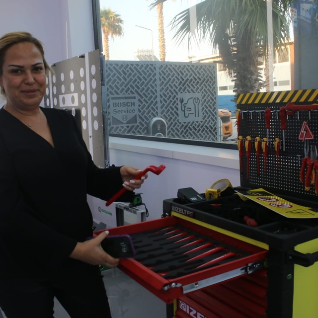 Kadın girişimci hibrit ve elektrikli araçlar için bakım merkezi açtı