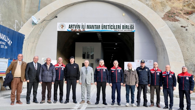 Artvin Valisi Ergün, istiridye mantarı paketleme tesisine dönüştürülen tünelde incelemede bulundu: