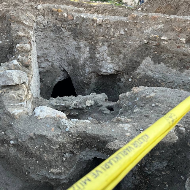 Hatay'da enkaz kaldırma sırasında bulunan tarihi yapının geçmişi araştırılı...