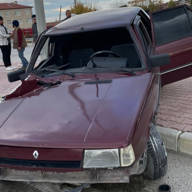 Konya'da refüje çarpan aracın sürücüsü yaralandı