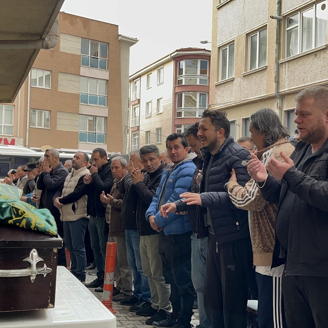 Taksi ile otomobil çarpıştı; Yeliz öğretmen ile 3 yaşındaki kızı öldü (2)