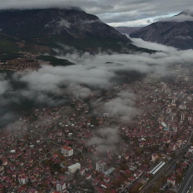 Adana'nın Pozantı ilçesinde sis etkili oldu