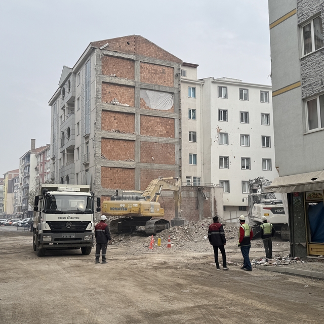 Çorum'da patlamada hasar gören binanın yıkımı tamamlandı
