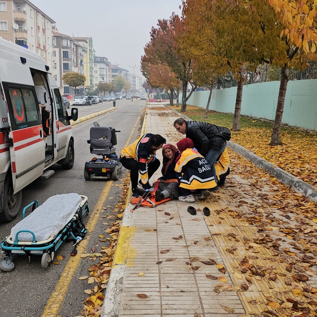 Çorum'da üç tekerlekli elektrikli motosikletten düşen yaşlı kadın yaralandı