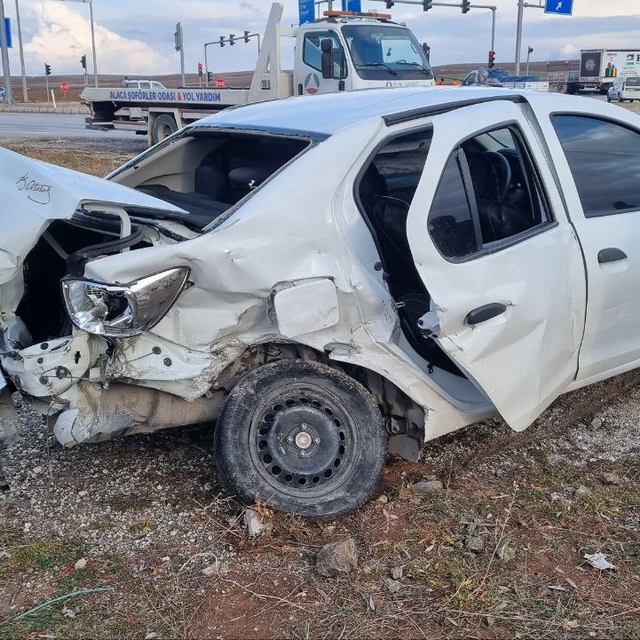 Çorum'da 2 otomobilin çarpışması sonucu 4 kişi yaralandı