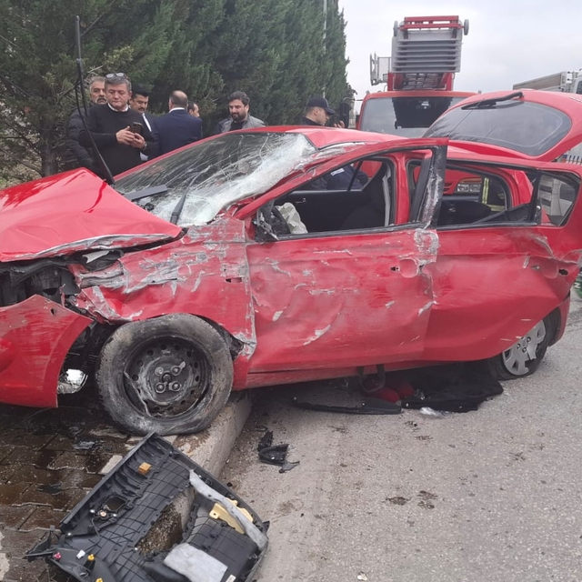 Karabük'te aydınlatma direğine çarpan otomobilde biri ağır 3 kişi yaralandı