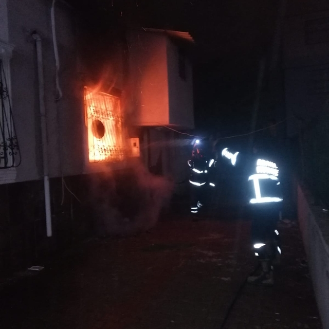 Adana'da 2 evde çıkan yangın söndürüldü