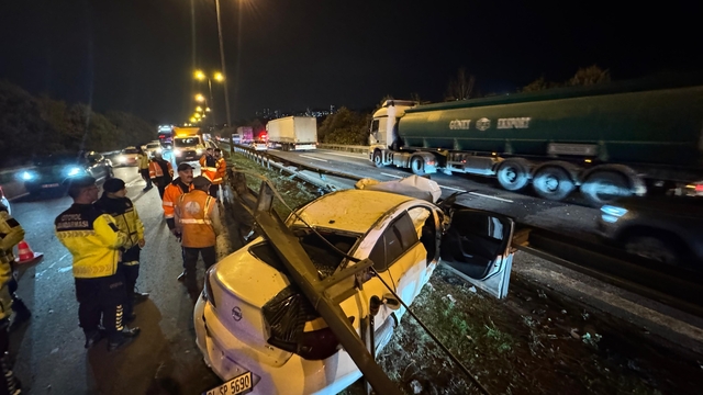 Anadolu Otoyolu'nda bariyere çarpan otomobil ulaşımı aksattı