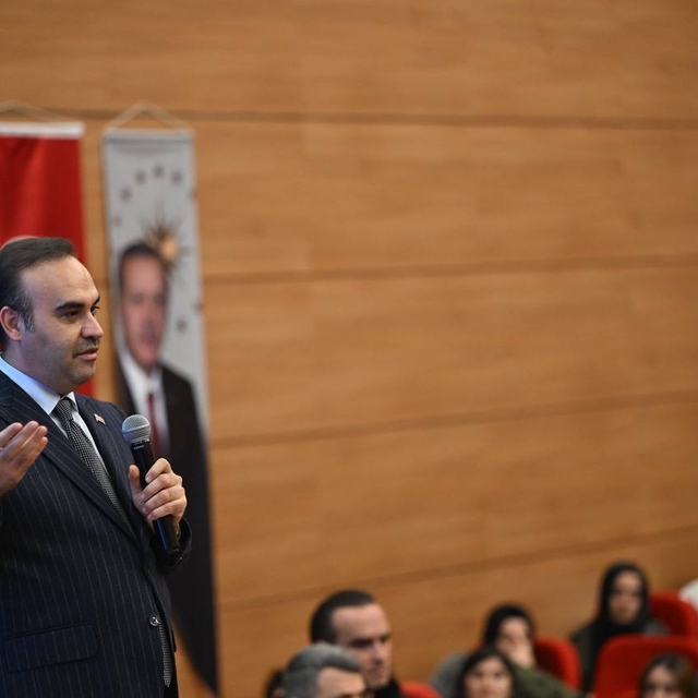 Sanayi ve Teknoloji Bakanı Kacır, Amasya'da gençlerle buluştu: