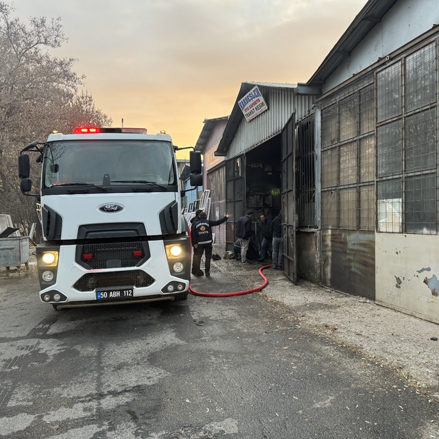 Nevşehir'de kaportacı dükkanında çıkan yangın söndürüldü