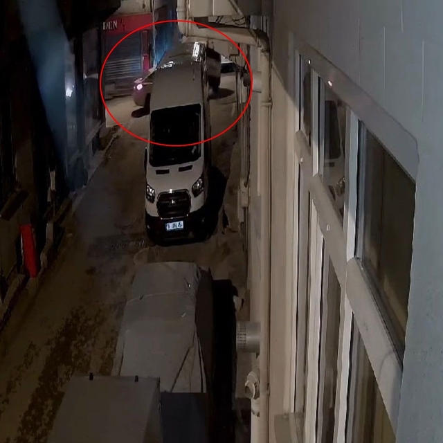 Hafif ticari araçla otomobilin çarpıştığı kaza kamerada