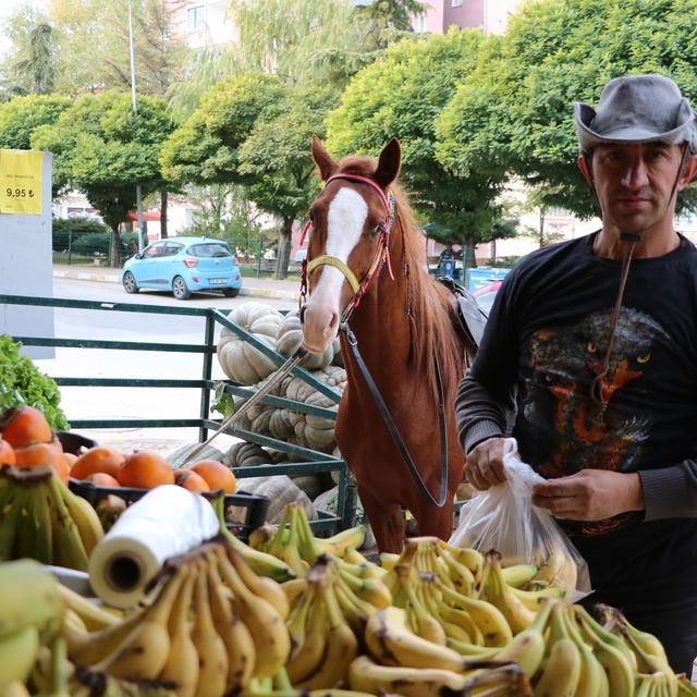 Yozgatlı esnaf fırına da markete de at sırtında gidiyor