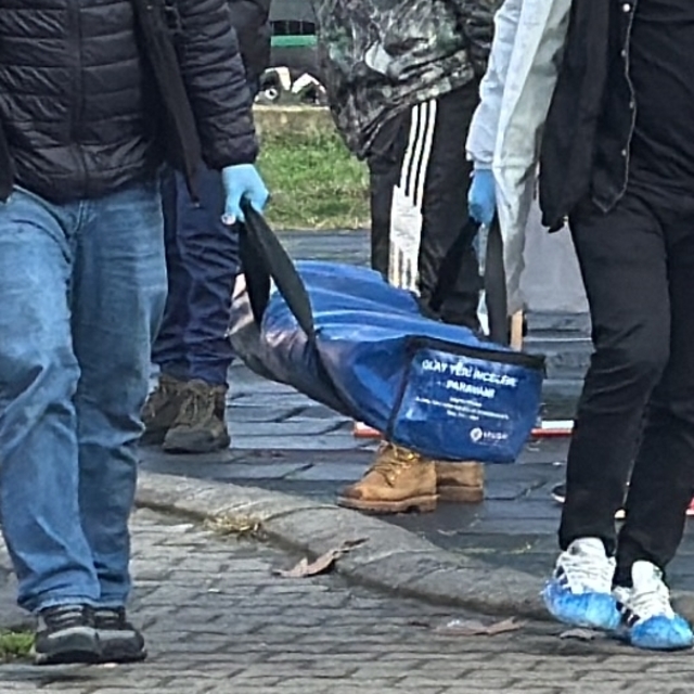 Sakarya'da bir kişi çocuk parkında silahla başından vurulmuş halde ölü bulu...