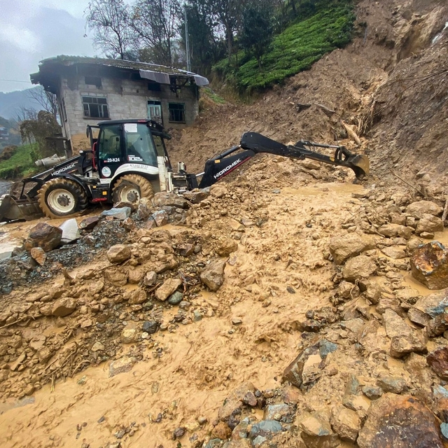 Rize'de şiddetli yağış nedeniyle 21 köy yolunda heyelan oldu