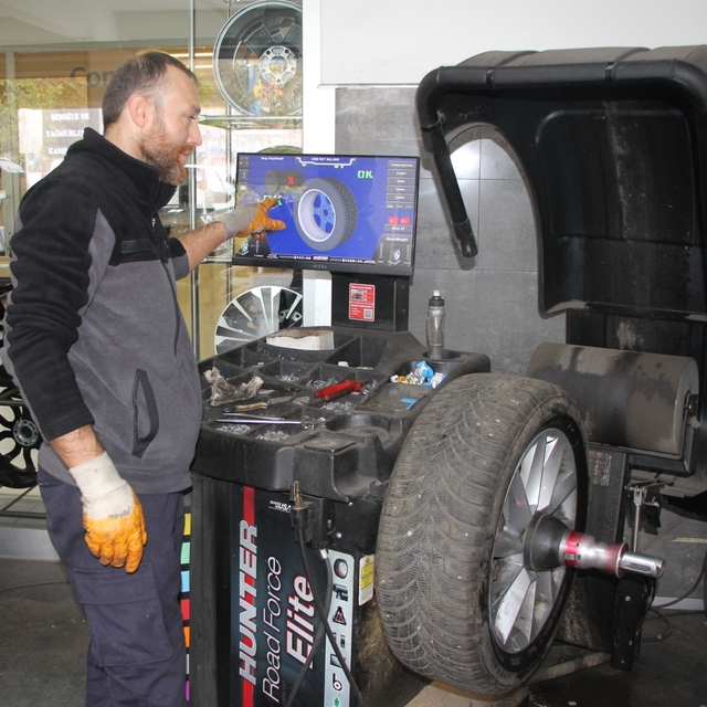 Kocaeli'de sürücüler kış lastiği taktırmak için servislerin yolunu tuttu