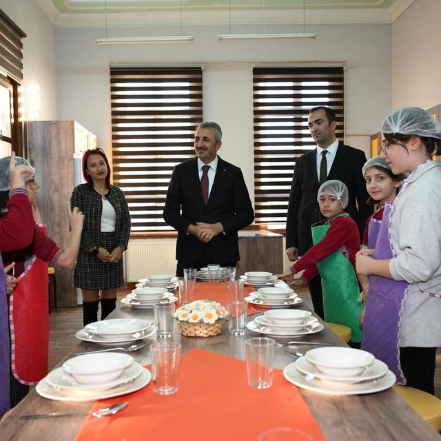 Edirne Valisi Sezer, Yaşam Becerileri Atölyesi'ni ziyaret etti