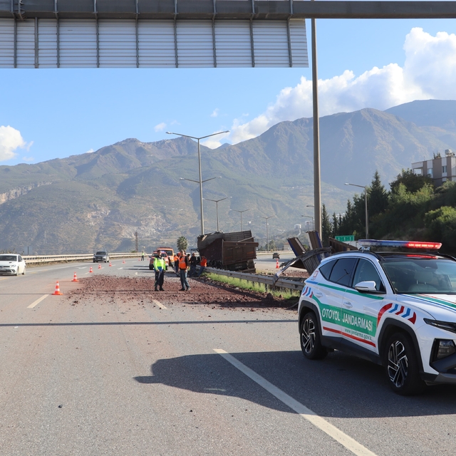 Hatay'da bariyere çarpan tırın sürücüsü yaralandı
