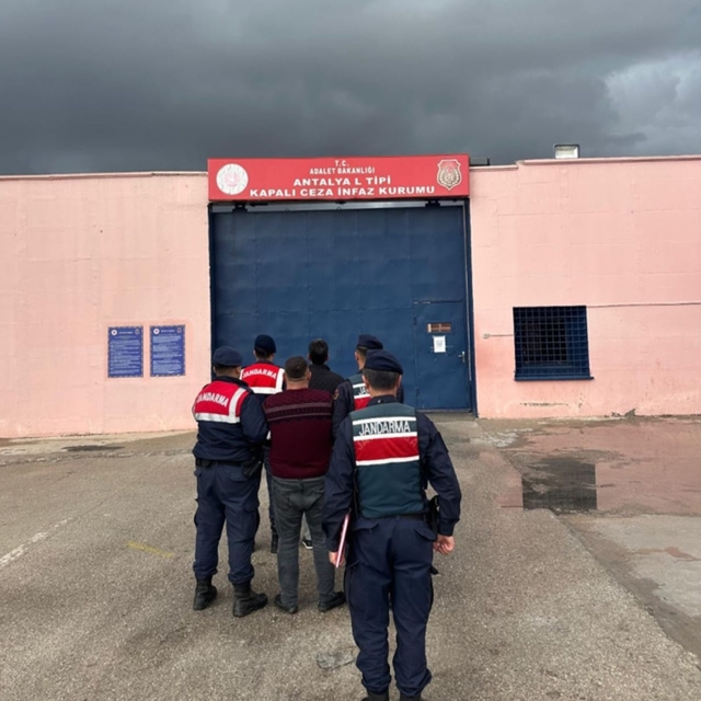 Antalya'da çeşitli suçlardan aranan 172 kişi yakalandı