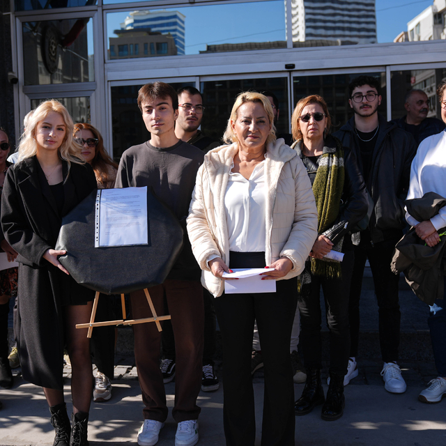 İzmir'de vize mağduru öğrenciler İtalya Konsolosluğu önünde basın açıklamas...