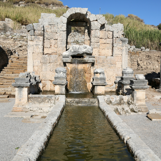Perge'deki antik çeşmeden 1800 yıl sonra su akmaya başladı