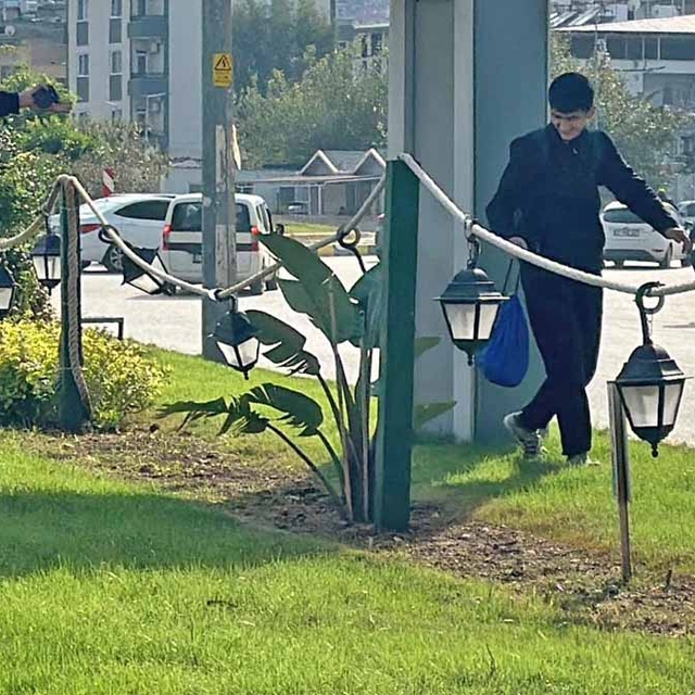 İskenderun'da 'çimlere basma' sesli uyarı sistemi gençlere eğlence oldu