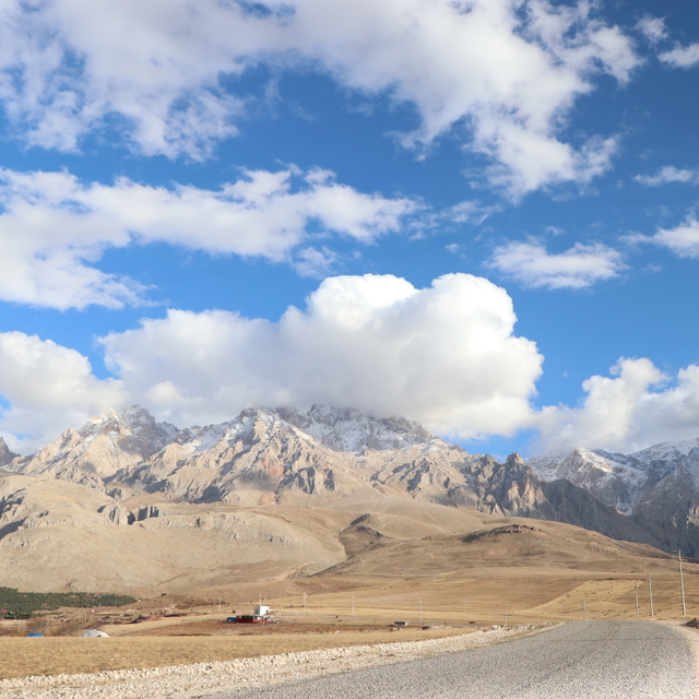 Aladağlar'da kaybolan Belarus uyruklu iki kız kardeş dağcıyı bulmak için ça...