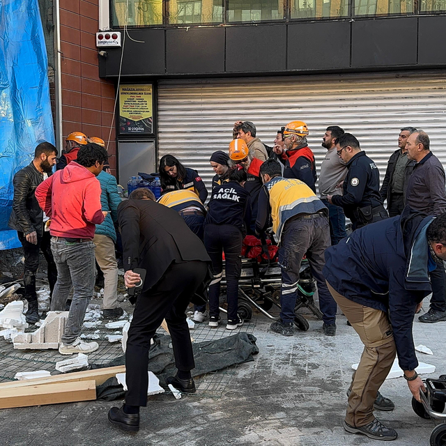 Eskişehir'de yıkım sırasında binanın bir bölümünün çökmesi sonucu 2 işçi ya...