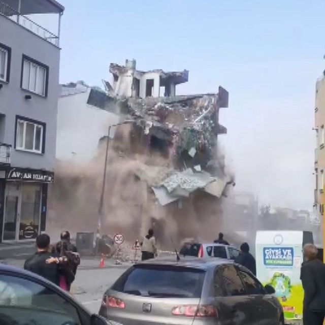 Bursa'da 5 katlı binanın kontrollü yıkımı kamerada