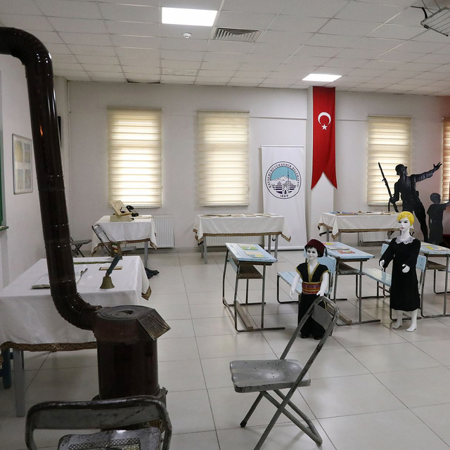 Kayseri'de "Geçmişten günümüze öğretmen ve okul" sergisi açıldı